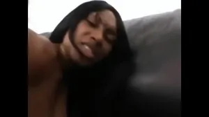 Blackette se fait défoncer le cul par grosse bite blanche