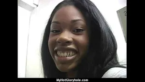Pipe intense dans un gloryhole interracial amateur