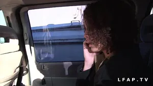 Métisse fontaine baisée au bureau par son collègue