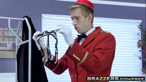 MILF rousse Phoenix Marie baise avec Danny D - Brazzers