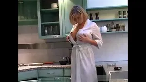 MILF blonde gros seins naturels se masturbe intensément