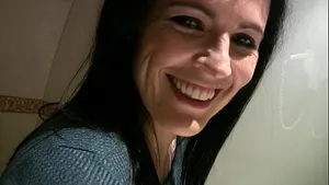 Montse Swinger baisée sauvagement dans les toilettes