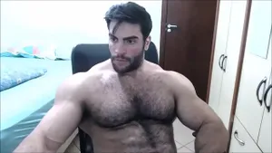 Felipe Mattos bodybuilder se branle en exhibant son corps