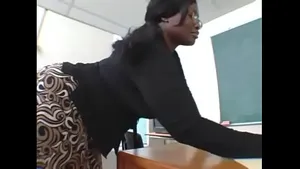 Professeure BBW black baise son étudiant blanc hardcore