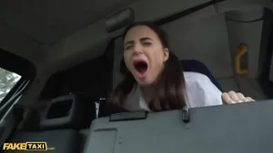 Jenny Doll baise dans un fake taxi - POV hardcore
