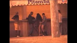 Salope baisée par des inconnus sur la plage publique