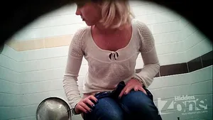 Blonde mince se masturbe aux toilettes publiques filmée