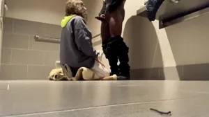 Blonde perd pari et suce grosse bite black en public