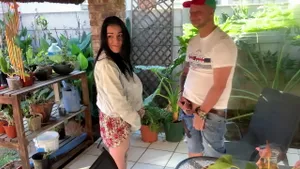 Masturbation mutuelle amateur en extérieur avec mini-jupe