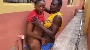 Baise sauvage nigériane en extérieur avec grosse bite