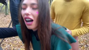 Laura Quest se déshabille en voiture - Strip exhib amateur