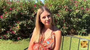 Rebecca blonde baisée par deux bites en trio MMF