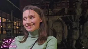 MILF britannique mariée baise et se fait pisser dessus