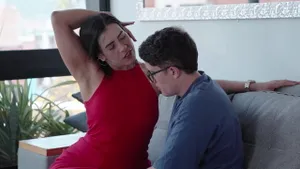 MILF latina chevauche et suce la queue de son mari