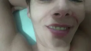 MILF latina baise avec le neveu - creampie amateur