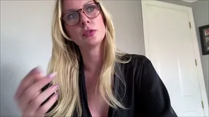 Belle-mère blonde baise le copain de sa fille - MILF coquine