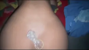 MILF latina baise avec l'ami pendant que son mari travaille