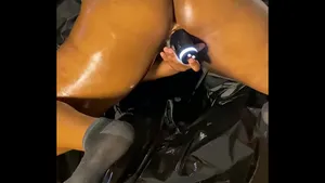 Salope soumise à ses sextoys géants - masturbation intense