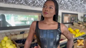 Belle métisse se fait baiser par deux bites dures