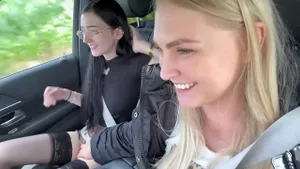 Instructeur baise son élève dans sa voiture dehors