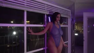 Lexxxi London fait jouir plusieurs fois une grosse bite