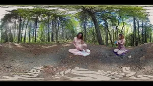 Brunette VR se branle dehors avec un godemiché