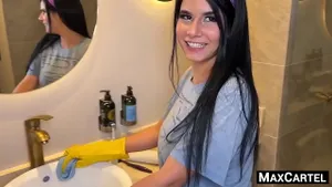 Femme de ménage latina aux gros seins baisée par patron