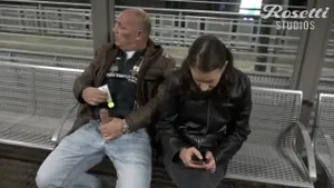 Branlette publique dans une gare - Exhib risqué