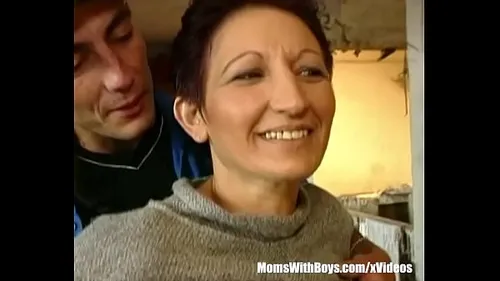 MILF brune poilue baise amateur et reçoit éjac faciale