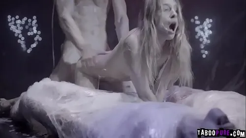 Couple forcé de baiser par des aliens en spectacle