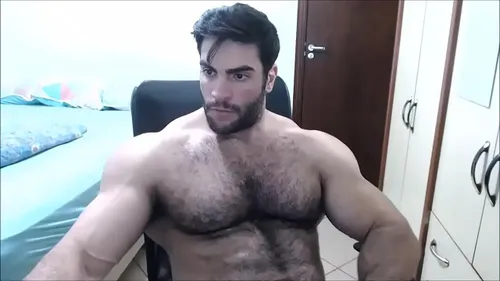 Felipe Mattos bodybuilder se branle en exhibant son corps