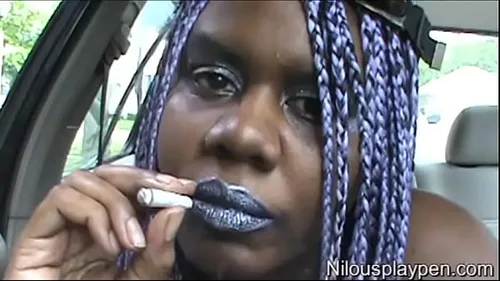 Arabe fume et se doigte la chatte dans sa voiture