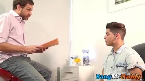 Daddy mature baise le cul d'un jock latino à poil