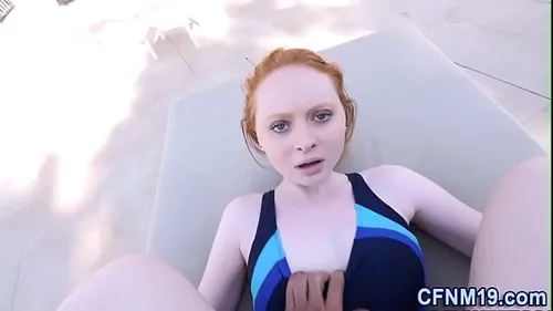 Rousse CFNM suce grosse bite et reçoit facial dehors