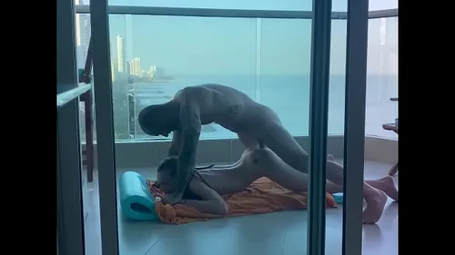 Étudiante blonde baisée dans le cul sur un balcon