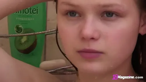 Bianca 19 ans se masturbe sous la douche