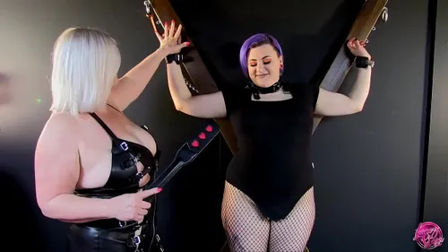 MILF britannique Lacey domine blonde en cage BDSM
