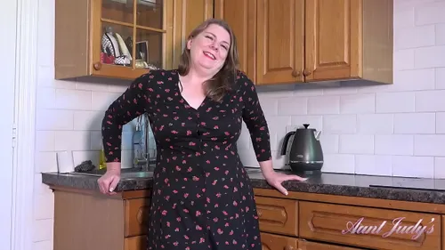 MILF BBW Rachel 50 ans se masturbe dans sa cuisine