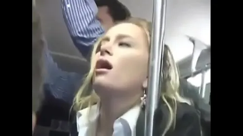 Blonde baisée brutalement dans un bus bondé