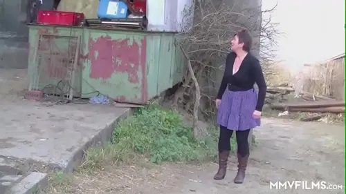 Grand-mère allemande rousse baisée sauvagement à la campagne
