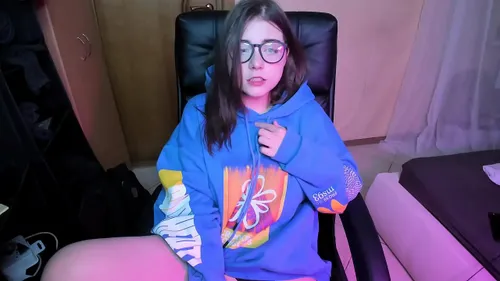 Brunette à lunettes se masturbe en silence webcam amateur