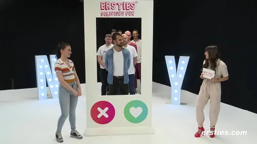 Parodie Tinder : baise interraciale amateur allemande