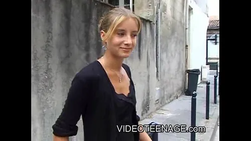 Blonde 18 ans suce et baise pour son premier casting