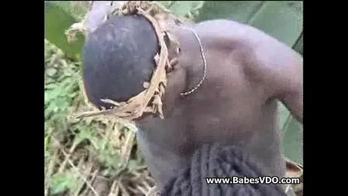 Blackette baisée contre un arbre en pleine nature