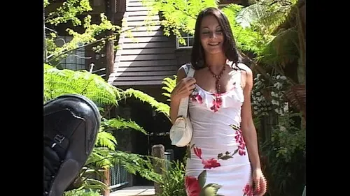 Brunette curvy se fait défoncer le cul en casting amateur