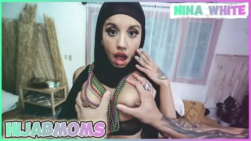 MILF arabe en hijab baise en public à Mardi Gras