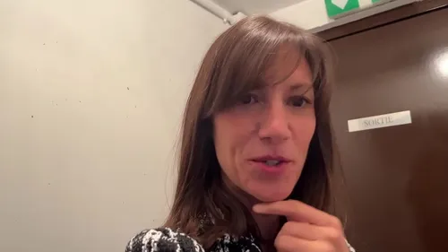 Fan baise sauvagement une salope sur parking public