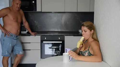 Ma femme suce une banane et je la baise au réveil