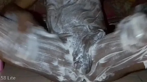 Africain se masturbe avec lotion corporelle huilée solo