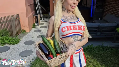 Kyra Sex anal extrême avec légumes et lait qui déborde